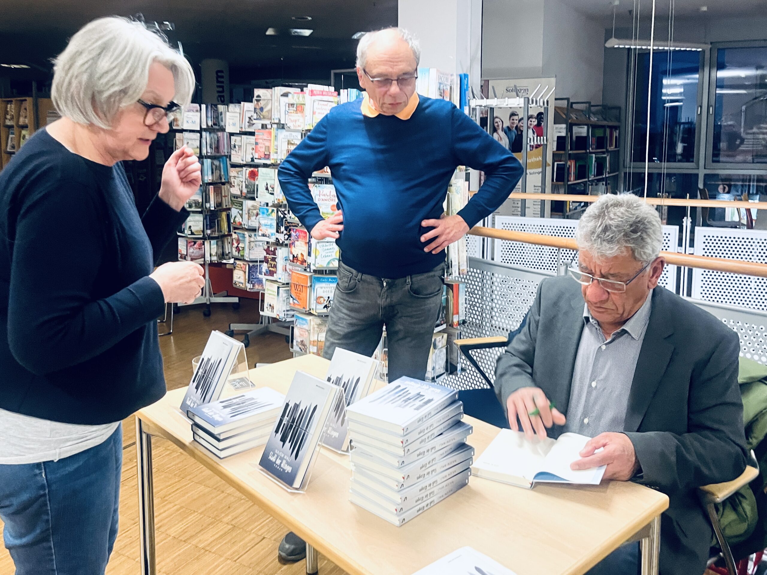 Brigitte Kiekenap (Inhaberin der buchhandlung Kiekenap), Michael Kiekenap und Najem Wali (v.l.).